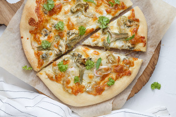 White cheese pizza with artichoke and arugula