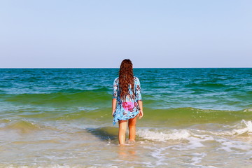 Fototapeta na wymiar Girl and the ocean.