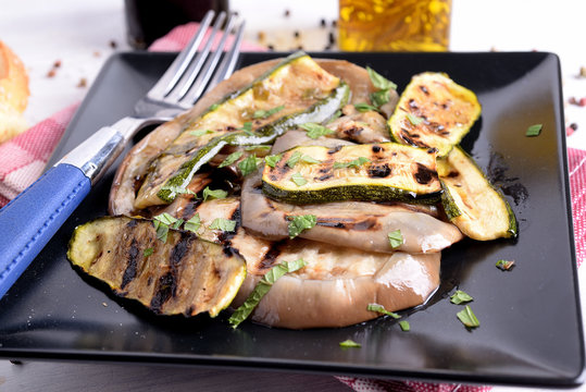 Eggplant and grilled and flavored sliced courgette 
