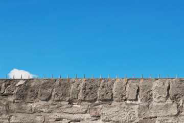 Mauer mit Spitzen