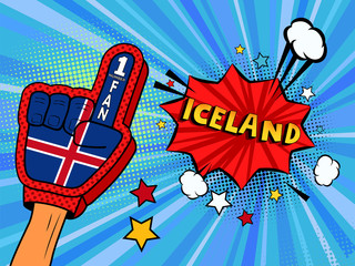 Naklejka premium Mężczyzna ręka w rękawicy flagi kraju kibica podniósł świętując zwycięstwo i dymek Islandii z gwiazdami i chmurami. Kolorowa ilustracja w stylu retro komiks