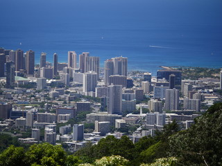 Fototapeta na wymiar honolulu waikiki city view with blue ocean, from the top of the mountain