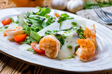 Arugula with shrimps