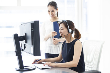 コールセンターの新入社員を優しく見守る先輩社員