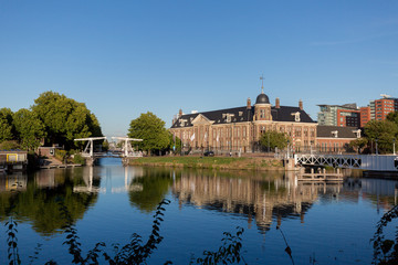 Obraz premium Waterview with mix of urban elements such as buildings and bridge reflected in the water