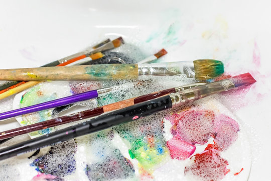 cleaning and maintenance of artistic brushes. wash with paint brush