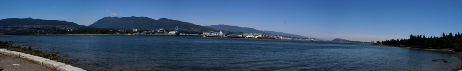 Fototapeta premium Huge panorama of the Vancouver waterfront from Stanley Park showing the lionsgate bridge, and the north side of the city