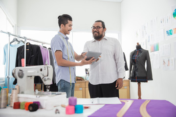 Obraz premium modern designer discussing product with partner