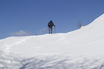 Fototapeta na wymiar hikers walking in the snow in mountain