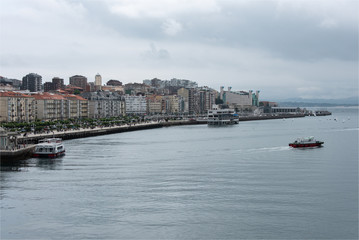 Fototapeta na wymiar immeubles face à la mer à Santander en Espagne
