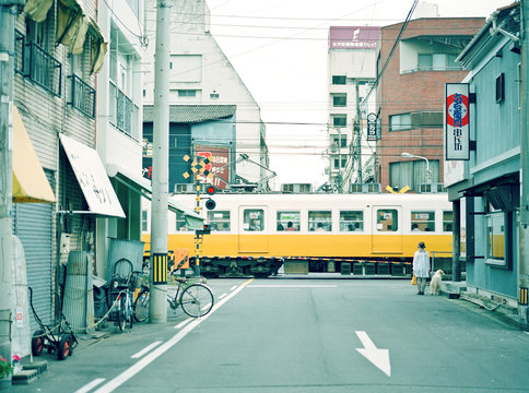 電車通過を待つ2人