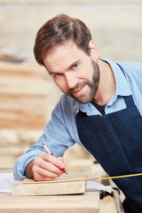 Handwerker als Tischler blickt stolz