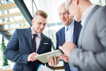 Consulting Mann und Geschäftsleute mit Tablet Computer