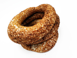 Sesam Brot Ring auf weißem Hintergrund