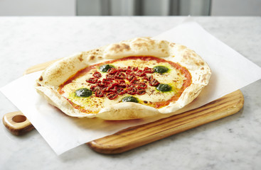 Cheese and dried tomato pizza 