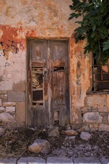 Fototapeta na wymiar Symi, Grecja - romantyczne uliczki, rustykalne zniszczone drzwi