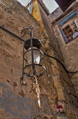 Ulicami Starego Miasta Rodos, rustykalna latarnia © Andrzej