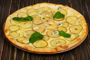 Pizza with pear and gorgonzola