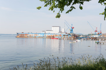 Steg an der Kieler Förde mit Werft im Hintergrund