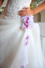 dettaglio abito da sposa con decorazione floreale color lilla