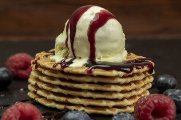 Butter-Waffeln mit Vanilleeis