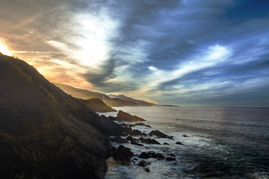 Costa cantabra a la altura de Kobaron, un lugar ideal para sentarse a escuchar el sonido de las olas y este precioso atardecer
