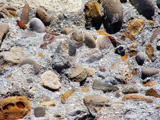 roca con piedras en la costa de la playa