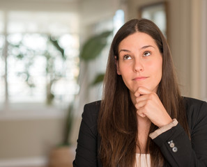 Obraz premium Young beautiful woman at home serious face thinking about question, very confused idea
