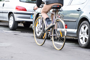 Fototapeta na wymiar man ridig bicycle in the city