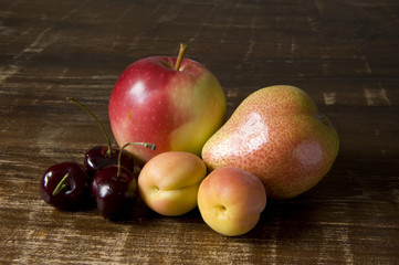 Apfel; Birne; Kirschen; Marillen; Aprikosen; Stilleben; Obst; Holztisch
