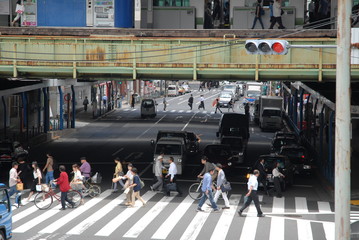 横断歩道を渡る人々　駅　線路　高架　