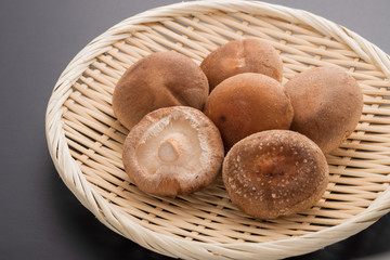 カゴに入った椎茸