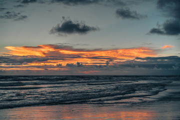 Fototapeta na wymiar scenic view of ocean and cloudy sky at sunset in ubud, bali, indonesia