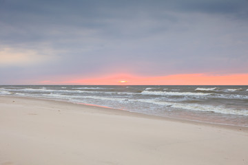 Fototapeta na wymiar Sea and beach during cloudy day