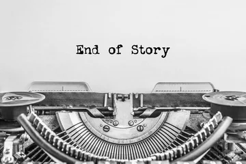 Fototapeten Ende der Geschichte, der Text wird auf einer Vintage-Schreibmaschine getippt, auf altem Papier in Nahaufnahme © gerasimov174