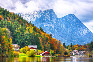 Obraz premium Idyllic autumn scene in Grundlsee lake