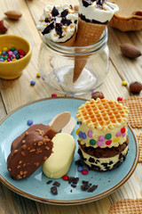 gelato fatto a mano biscotto cono e stecco con cioccolato e crema di vaniglia 