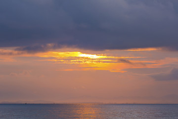 Naklejka premium Morning light before the rain falls at sea