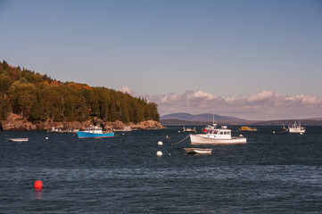 Obraz premium The Gulf of the Atlantic Ocean and small islands, many boats in the water. The coast of the Atlantic Ocean. USA. Maine 