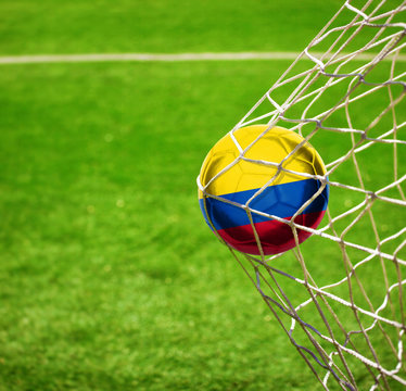 Fussball mit kolumbianischer Flagge