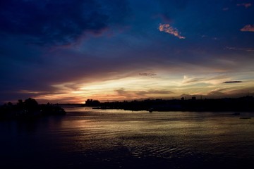 schöne Küste in der Dämmerung