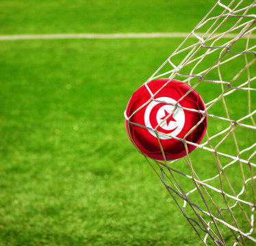 Fussball mit tunesischer Flagge