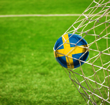 Fussball mit schwedischer Flagge