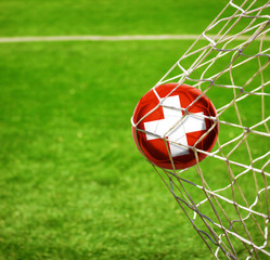 Fussball mit schweizerischer Flagge © Thaut Images