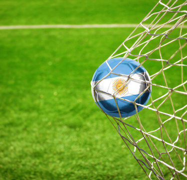 Fussball mit argentinischer Flagge