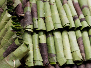 Gefüllte Betel-Blätter auf einem indonesischen Markt