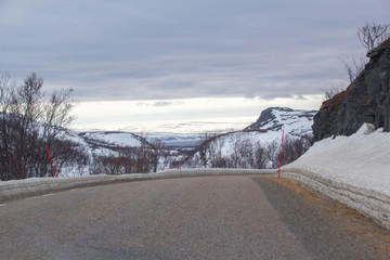 Straße am Fjord