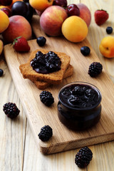 confettura o marmellata di frutta sfondo rustico