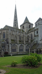 Fototapeta na wymiar La cathédrale de Tréguier vue de son cloître