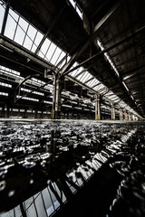 Verlassene große Halle, bei Regen